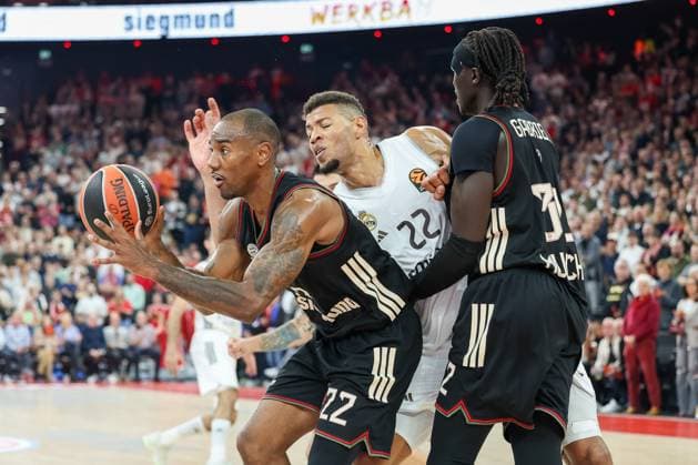 Isiaha Mike FC Bayern Basketball, 22 with Walter Tavares Real Madrid, 22 and Wenyen Gabriel FC Bayern Basketball, 32 , GER, FC Bayern Basketball vs Real Madrid, Basketball, Euroleague, Matchday 7, Season 2025 2026, 28 10 2025, GER, FC Bayern Basketball vs Real Madrid, Basketball, Euroleague, Matchday 7, Season 2025 2026, 28 10 2025 Munich Copyright: xEibner-Pressefoto JennixMaulx EP_JML
