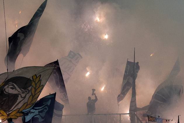 28 10 2025, xrekx, Fußball DFB Pokal 2 Runde, Borussia Moenchengladbach Karlsruher SC v l KSC Fans ,Stimmung, Schals, Trikot, Fahne, Banner, Ultras, Zuschauer, Besucher, Choreo, Choreografie, atmosphere, spectators, Visitors Pyrotechnik DFL DFB REGULATIONS PROHIBIT ANY USE OF PHOTOGRAPHS as IMAGE SEQUENCES and or QUASI VIDEO Moenchengladbach