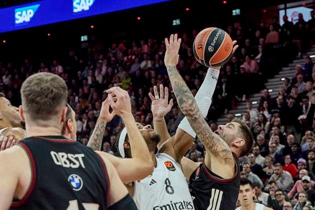 Turkish Airlines EuroLeague Basketball, FC Bayern Munich Basketball vs Real Madrid, Munich FC Bayern Basketball, Munich FC Bayern Basketball, Madrid Real Baloncesto, 2025 10 28 in Munich SAP Garden OKEKE Chuma Real Madrid Center Nr 8 RMB8 , JOVIC Stefan FC Bayern Munich Basketball Guard Nr16 BAY16 sportworld München SAP Garden Bayern Deutschland