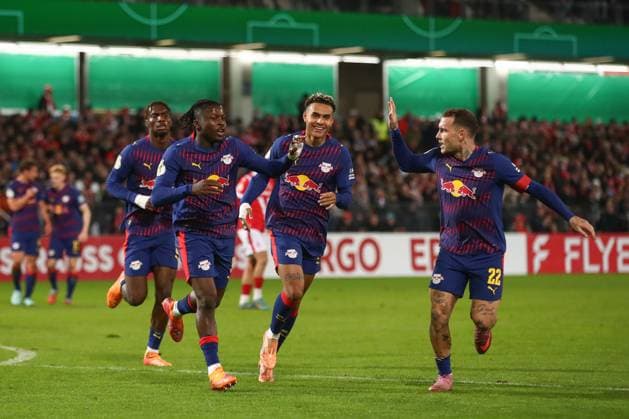 28 10 2025, xtgx, Fußball DFB Pokal 2 Runde, FC Energie Cottbus RB Leipzig emspor, v l Johan Bakayoko Leipzig, 9 Jubel, Torjubel, jubelt ueber das Tor, celebrate the goal, celebration DFL DFB REGULATIONS PROHIBIT ANY USE OF PHOTOGRAPHS as IMAGE SEQUENCES and or QUASI VIDEO Cottbus