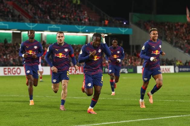 28 10 2025, xtgx, Fußball DFB Pokal 2 Runde, FC Energie Cottbus RB Leipzig emspor, v l Johan Bakayoko Leipzig, 9 Jubel, Torjubel, jubelt ueber das Tor, celebrate the goal, celebration DFL DFB REGULATIONS PROHIBIT ANY USE OF PHOTOGRAPHS as IMAGE SEQUENCES and or QUASI VIDEO Cottbus