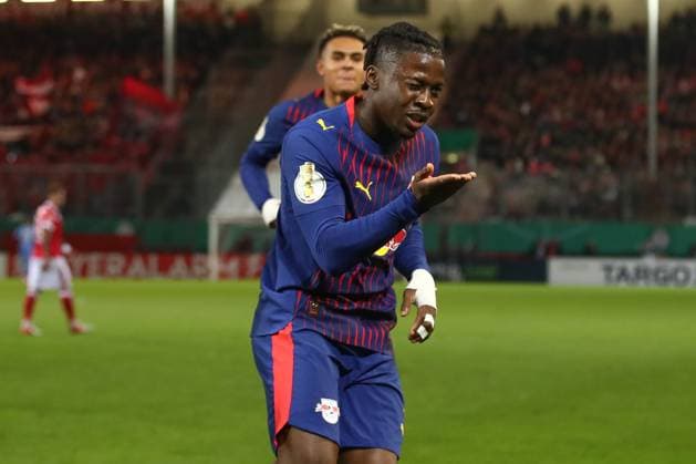 28 10 2025, xtgx, Fußball DFB Pokal 2 Runde, FC Energie Cottbus RB Leipzig emspor, v l Johan Bakayoko Leipzig, 9 Jubel, Torjubel, jubelt ueber das Tor, celebrate the goal, celebration DFL DFB REGULATIONS PROHIBIT ANY USE OF PHOTOGRAPHS as IMAGE SEQUENCES and or QUASI VIDEO Cottbus