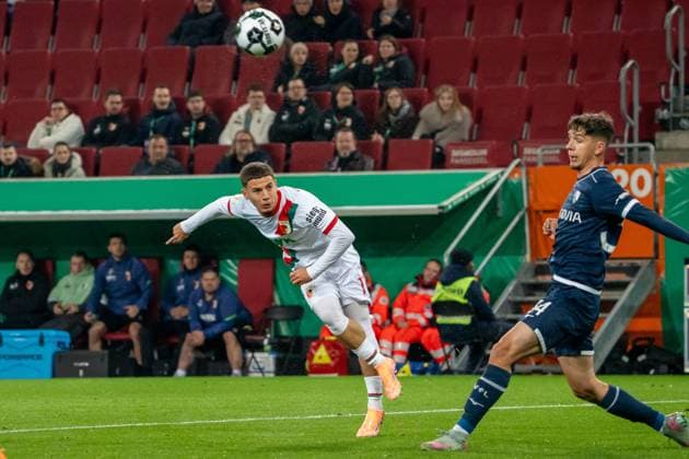 Ismael Gharbi FC Augsburg, 11 comes to a close, GER, FC Augsburg vs VfL Bochum, Football, DFB Pokal, 2nd round, 2025 2026 season, 28 10 2025, DFL REGULATES PROHIBIT ANY USE OF PHOTOGRAPHS AS IMAGE SEQUENCES AND OR QUASI VIDEO, GER, FC Augsburg vs VfL Bochum, Football, DFB Pokal, 2nd round, 2025 2026 season, 28 10 2025, Augsburg Copyright: xEibner-Pressefoto EdwardxCheungx EP_ECG