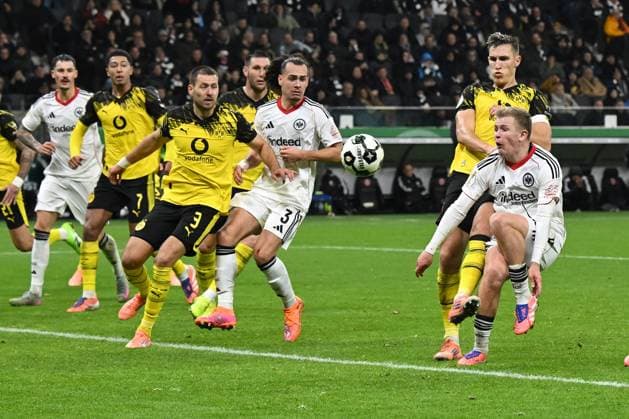28 10 2025, xpsx, Fußball DFB Pokal 2 Runde, Eintracht Frankfurt Borussia Dortmund v l Abseitstor Jonathan Jonny Burkardt Eintracht Frankfurt DFL DFB REGULATIONS PROHIBIT ANY USE OF PHOTOGRAPHS as IMAGE SEQUENCES and or QUASI VIDEO Frankfurt am Main
