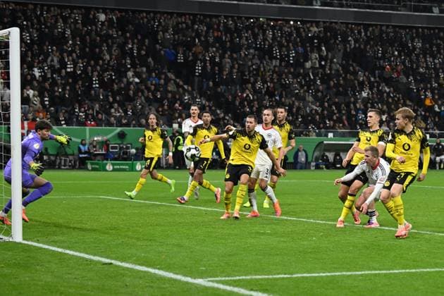 28 10 2025, xpsx, Fußball DFB Pokal 2 Runde, Eintracht Frankfurt Borussia Dortmund v l Abseitstor Jonathan Jonny Burkardt Eintracht Frankfurt DFL DFB REGULATIONS PROHIBIT ANY USE OF PHOTOGRAPHS as IMAGE SEQUENCES and or QUASI VIDEO Frankfurt am Main