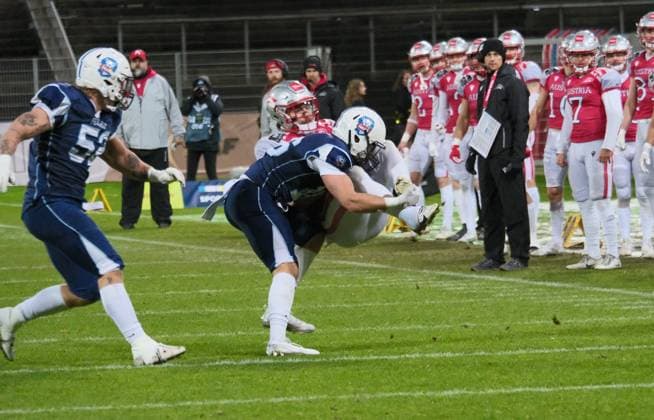 28 10 2025 xkhx Krefeld Grotenburg Stadion American Football European Championship 2025 Austria Finland Final Johannes SChütz 4, Aut keeps his nerve and the ball