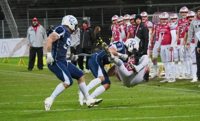 28 10 2025 xkhx Krefeld Grotenburg Stadion American Football European Championship 2025 Austria Finland Final Johannes SChütz 4, Aut keeps his nerve and the ball