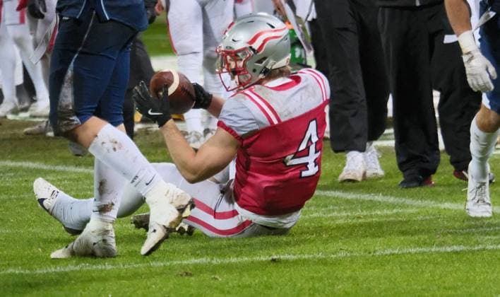 28 10 2025 xkhx Krefeld Grotenburg Stadion American Football European Championship 2025 Austria Finland Final Johannes SChütz 4, Aut keeps his nerve and the ball
