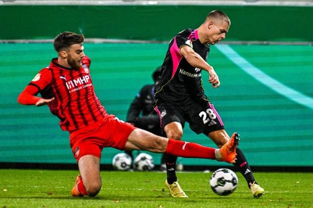 GER, DFB Pokal, 1 FC Heidenheim vs Hamburger SV 28 10 2025, Voith Arena, Heidenheim, GER, DFB Pokal, 1 FC Heidenheim vs Hamburger SV, in the picture Julian Niehues Heidenheim, 16 blocks the shot of Miro Muheim Hamburger SV, 28 nordphotoxGmbHx xHafner nph00200
