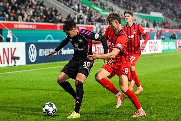 GER, DFB Pokal, 1 FC Heidenheim vs Hamburger SV 28 10 2025, Voith Arena, Heidenheim, GER, DFB Pokal, 1 FC Heidenheim vs Hamburger SV, pictured Giogi Gocholeishvili Hamburger SV, 16 , Jan Schöppner Schoeppner Heidenheim, 3 nordphotoxGmbHx xHafner nph00200