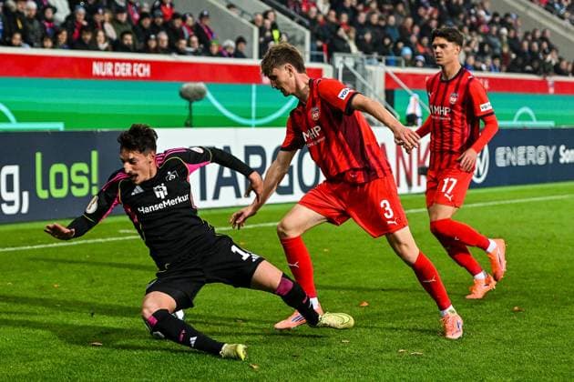 GER, DFB Pokal, 1 FC Heidenheim vs Hamburger SV 28 10 2025, Voith Arena, Heidenheim, GER, DFB Pokal, 1 FC Heidenheim vs Hamburger SV, in the picture Giogi Gocholeishvili Hamburger SV, 16 , Jan Schöppner Schoeppner Heidenheim, 3 , Mathias Honsak Heidenheim, 17 nordphotoxGmbHx xHafner nph00200