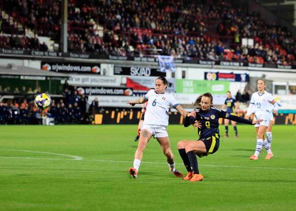 Scotland Women v Switzerland Women International Friendly, Länderspiel, Nationalmannschaft Caroline Weir of Scotland Women (right) shoots during the International Friendly match at KDM Group East End Park, Dunfermline UK Newspapers OUT Copyright: xFredxPalmerx FIL-22413-0042