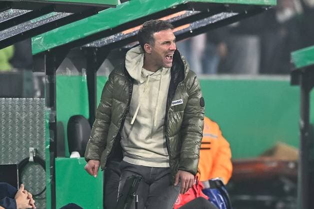 28 10 2025, Football DFB Cup, Season 2025 2026, 2nd round, Borussia Moenchengladbach vs Karlsruher SC at Borussia Park in Moenchengladbach Christian Eichner Karlsruher SC, coach is not satisfied Important notice According to the regulations of the DFL German Football League and the DFB German Football Association, it is prohibited to to utilize or have utilized photographs taken in the stadium and or of the match in the form of sequential images and or video-like photo series Foto Kirchner Media Thomas Haesler Copyright: xKirchner-Media ThomasxHaeslerx