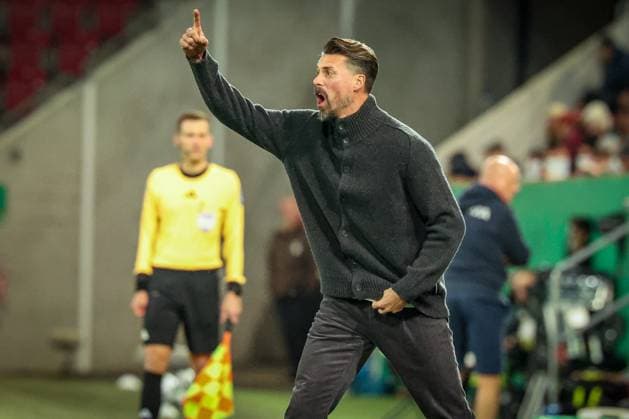 Head coach Sandro Wagner FC Augsburg with instructions to the team, FC Augsburg vs VfL Bochum 1848, Football, Men, DFL, DFB Cup, Season 2025 2026, WWK Arena, Second round, 28 10 2025 Augsburg Bavaria Germany Copyright: xkolbert-press MartinxAgüerax