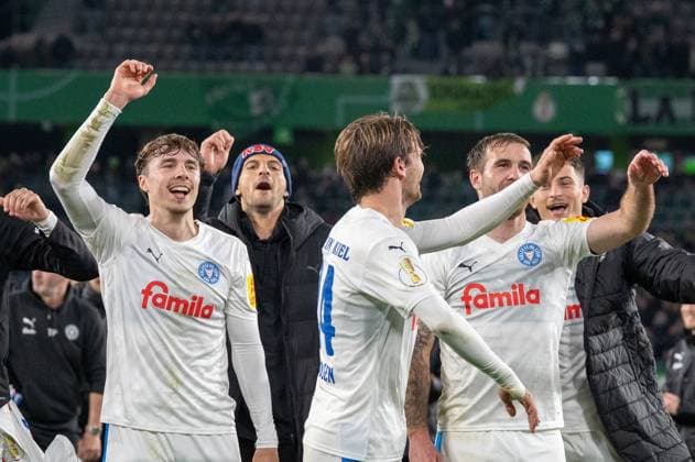 Germany, Football, DFB Cup, 2nd round, 2025 2026, VfL Wolfsburg Holstein Kiel on 28 10 in Wolfsburg Volkswagen Arena Kiel celebrates with its own fans after the final whistle Copyright: xSvenxHeidmannx