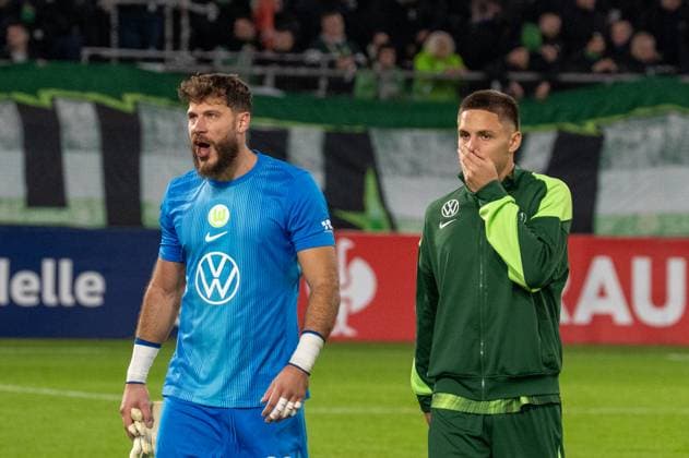 Germany, Football, DFB Cup, 2nd round, 2025 2026, VfL Wolfsburg Holstein Kiel on 28 10 in Wolfsburg Volkswagen Arena Marius Müller VfL Wolfsburg 29 and Bence Dardai VfL Wolfsburg 8 disappointed Copyright: xSvenxHeidmannx