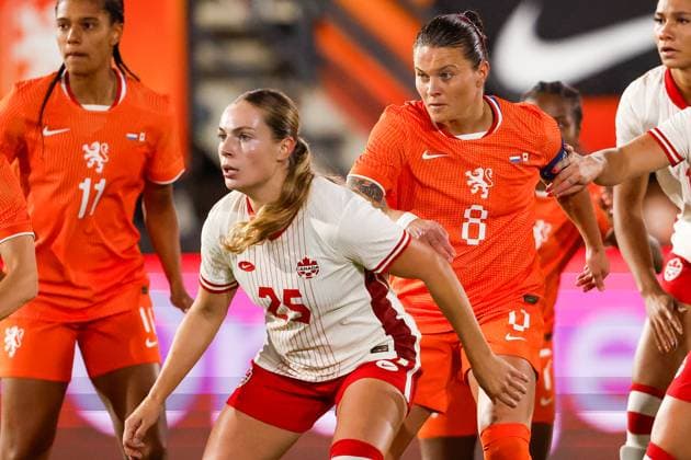 2025-10-28 Netherlands Women v Canada Women - International Friendly, Länderspiel, Nationalmannschaft NIJMEGEN, NETHERLANDS - OCTOBER 28: Emma Regan of Canada, Sherida Spitse of Netherlands during the International friendly match between Netherlands Women and Canada Women at Goffertstadion on October 28, 2025 in Nijmegen, Netherlands. Nijmegen Goffertstadion Netherlands Content not available for redistribution in The Netherlands directly or indirectly through any third parties. Copyright: xBroerxvanxdenxBoomx