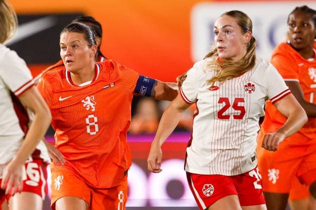 2025-10-28 Netherlands Women v Canada Women - International Friendly, Länderspiel, Nationalmannschaft NIJMEGEN, NETHERLANDS - OCTOBER 28: Sherida Spitse of Netherlands, Emma Regan of Canada during the International friendly match between Netherlands Women and Canada Women at Goffertstadion on October 28, 2025 in Nijmegen, Netherlands. Nijmegen Goffertstadion Netherlands Content not available for redistribution in The Netherlands directly or indirectly through any third parties. Copyright: xBroerxvanxdenxBoomx