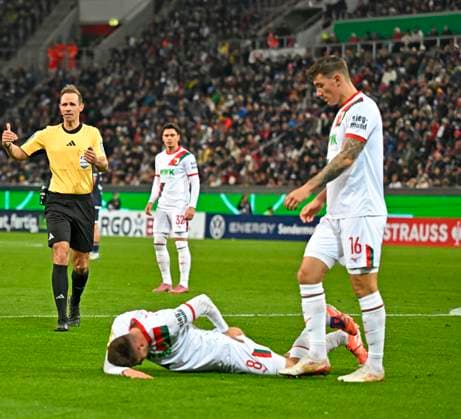 28 10 2025, Soccer DFB Pokal 2025 2026, 2 Round, FC Augsburg VfL Bochum, in WWK Arena Augsburg Elvis Rexhbecaj FC Augsburg battered DFL and DFB regulations prohibit any use of photographs as image sequences and or quasi video