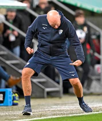 28 10 2025, Football DFB Pokal 2025 2026, 2 Round, FC Augsburg VfL Bochum, in the WWK Arena Augsburg Coach Uwe Rösler VfL Bochum is dissatisfied DFL and DFB regulations prohibit any use of photographs as image sequences and or quasi video