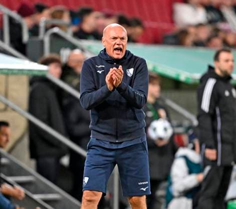 28 10 2025, Football DFB Pokal 2025 2026, 2 Round, FC Augsburg VfL Bochum, in the WWK Arena Augsburg Coach Uwe Rösler VfL Bochum is dissatisfied DFL and DFB regulations prohibit any use of photographs as image sequences and or quasi video