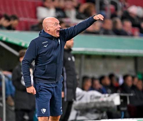 28 10 2025, Football DFB Pokal 2025 2026, 2 Round, FC Augsburg VfL Bochum, in the WWK Arena Augsburg Coach Uwe Rösler VfL Bochum is dissatisfied DFL and DFB regulations prohibit any use of photographs as image sequences and or quasi video