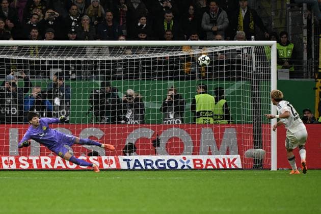 28 10 2025, xjhx, Fußball DFB Pokal 2 Runde, Eintracht Frankfurt Borussia Dortmund v l Ritsu Doan Eintracht Frankfurt misses the penalty Gregor Kobel Borussia Dortmund DFL DFB REGULATIONS PROHIBIT ANY USE OF PHOTOGRAPHS as IMAGE SEQUENCES and or QUASI VIDEO Frankfurt am Main