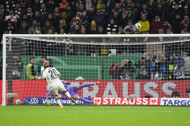 Ritsu Doan Eintracht Frankfurt, 20 shoots over the goal Frankfurt 28 10 2025 Eintracht Frankfurt vs Borussia Dortmund, Deutsche Bank Park, 2 round DFB Pokal