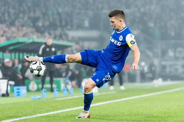 MOENCHENGLADBACH, GERMANY - OCTOBER 28: Marvin Wanitzek (Karlsruher SC, 10) tries to control the ball during the DFB Pokal match between Borussia Moenchengladbach vs. Karlsruher SC at Borussia Park on matchday 2 of DFB Pokal on October 28, 2025 in Moenchengladbach, Germany. DFB REGULATIONS PROHIBIT ANY USE OF PHOTOGRAPHS AS IMAGE SEQUENCES AND OR QUASI-VIDEO. North Rhine Westphalia Germany Copyright: xBEAUTIFULxSPORTS Wunderlx