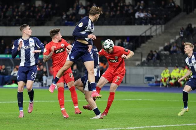Hertha BSC vs SV Elversberg, 28 10 2025 BERLIN, GERMANY OCTOBER 28 header, header duel between Márton Dárdai Hertha BSC 31 and Florian Le Joncour SV Elversberg, 3 , during the DFB Cup match round 2 between Hertha BSC vs SV Elversberg at Olympiastadion on October 28, 2025 in Berlin, Germany DFL REGULATIONS PROHIBIT ANY USE OF PHOTOGRAPHS AS IMAGE SEQUENCES AND OR QUASI VIDEO Copyright: xBEAUTIFULxSPORTS Frankex