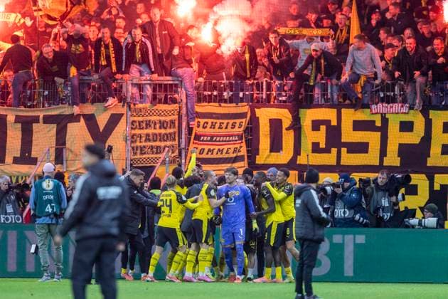28 10 2025 Football DFB Cup, 2nd round Eintracht Frankfurt Borussia Dortmund at Deutsche Bank Park Dortmunds players cheer IMPORTANT NOTE In accordance with the regulations of the DFL and the DFB, it is prohibited to exploit or have exploited photographs taken in the stadium and or of the match in the form of sequential images and or video-like photo series Copyright: xDavidxInderliedx