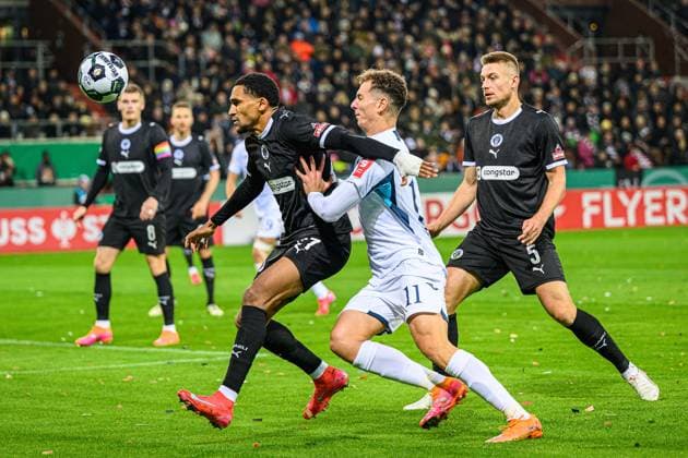Soccer I Men I Season 2025 2026 I DFB Cup I 2 Round I FC St Pauli TSG 1899 Hoffenheim I 28 10 2025 Andreas Hountondji 27, FC St Pauli , Fisnik Asllani 11, TSG 1899 Hoffenheim Hamburg Millerntor Stadion Hamburg Germany Copyright: xLobecax xHenningxRohlfsx