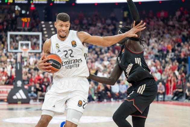 Walter Tavares 22 Real Madrid in a duel with Wenyen Gabriel 32 FC Bayern Basketball , FC Bayern Basketball vs Real Madrid, EuroLeague 7 Matchday, 28 10 2025 Munich Bavaria Germany Copyright: xkolbert-press UlrichxGamelx