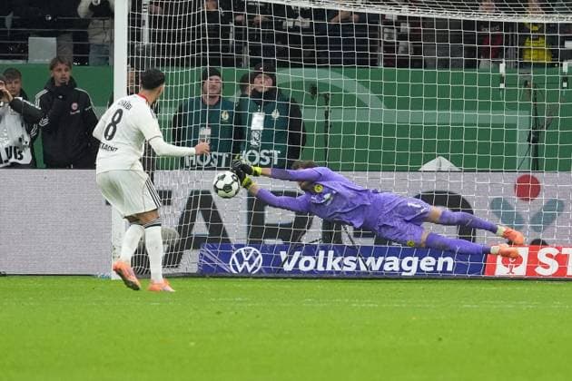 Goalkeeper Gregor Kobel Borussia Dortmund, BVB holds against Fares Chaibi Eintracht Frankfurt, 08 and Dortmund wins and continues Frankfurt 28 10 2025 Eintracht Frankfurt vs Borussia Dortmund, Deutsche Bank Park, 2 round DFB Pokal