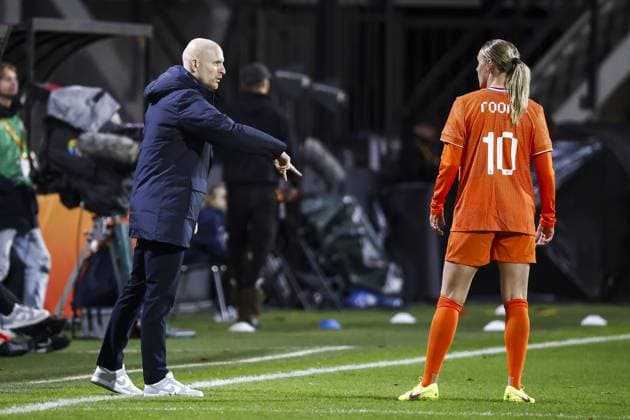NIJMEGEN - Coach Arjan Veurink of the Netherlands and Jill Roord of the Netherlands during the friendly match between the Netherlands and Canada at the Goffert Stadium on October 28, 2025, in Nijmegen, Netherlands. ANP VINCENT JANNINK xVIxANPxSportx xxANPxIVx 540576357 originalFilename: 540576357.jpg