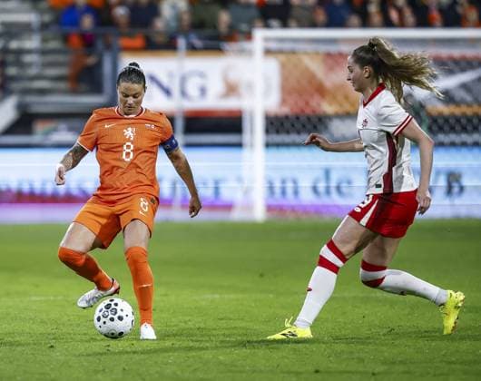 NIJMEGEN (L-R) Sherida Spitse of the Netherlands and Jordyn Huitema of Canada during the friendly match between the Netherlands and Canada at Goffert Stadium on October 28, 2025, in Nijmegen, Netherlands. ANP VINCENT JANNINK xVIxANPxSportx xxANPxIVx 540576423 originalFilename: 540576423.jpg
