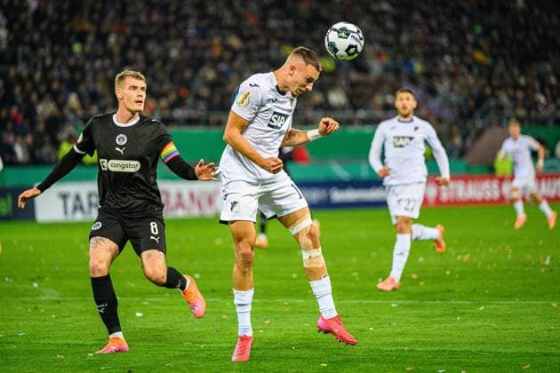 Soccer I Men I Season 2025 2026 I DFB Cup I 2 Round I FC St Pauli TSG 1899 Hoffenheim I 28 10 2025 Eric Smith 8, FC St Pauli , Tim Lemperle 19, TSG 1899 Hoffenheim Hamburg Millerntor Stadion Hamburg Germany Copyright: xLobecax xHenningxRohlfsx