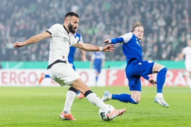 DFB Pokal Borussia Moenchengladbach vs Karlsruher SC, 28 10 2025 MOENCHENGLADBACH, GERMANY OCTOBER 28 Franck Honorat Borussia Moenchengladbach, 9 controls the ball during the DFB Pokal match between Borussia Moenchengladbach vs Karlsruher SC at Borussia Park on matchday 2 of DFB Pokal on October 28, 2025 in Moenchengladbach, Germany DFB REGULATIONS PROHIBIT ANY USE OF PHOTOGRAPHS AS IMAGE SEQUENCES AND OR QUASI VIDEO Copyright: xBEAUTIFULxSPORTS Wunderlx