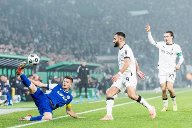 DFB Pokal Borussia Moenchengladbach vs Karlsruher SC, 28 10 2025 MOENCHENGLADBACH, GERMANY OCTOBER 28 Marvin Wanitzek Karlsruher SC, 10 tries to control the ball during the DFB Pokal match between Borussia Moenchengladbach vs Karlsruher SC at Borussia Park on matchday 2 of DFB Pokal on October 28, 2025 in Moenchengladbach, Germany DFB REGULATIONS PROHIBIT ANY USE OF PHOTOGRAPHS AS IMAGE SEQUENCES AND OR QUASI VIDEO Copyright: xBEAUTIFULxSPORTS Wunderlx