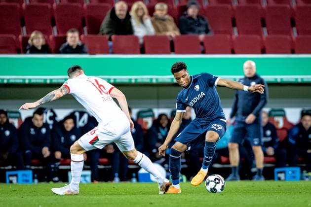 Football, 2025 2026 season, DFB Cup, WWK Arena Augsburg, 2nd round, FC Augsburg VfL Bochum, 28 10 2025 28 10 2025, Football, 2025 2026 season, DFB Cup, WWK Arena Augsburg, 2nd round, FC Augsburg VfL Bochum, f l 16 Cedric Zesiger FC Augsburg , 29 Farid Alfa Ruprecht VfL Bochum Photo Lucca Fundel Augsburg WWK Arena Bayern Germany