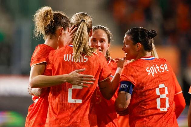 2025-10-28 Netherlands Women v Canada Women - International Friendly, Länderspiel, Nationalmannschaft NIJMEGEN, NETHERLANDS - OCTOBER 28: Dominique Janssen of Netherlands, Lynn Wilms of Netherlands celebrating, Marisa Olislagers of Netherlands, Sherida Spitse of Netherlands during the International friendly match between Netherlands Women and Canada Women at Goffertstadion on October 28, 2025 in Nijmegen, Netherlands. Nijmegen Goffertstadion Netherlands Content not available for redistribution in The Netherlands directly or indirectly through any third parties. Copyright: xBroerxvanxdenxBoomx