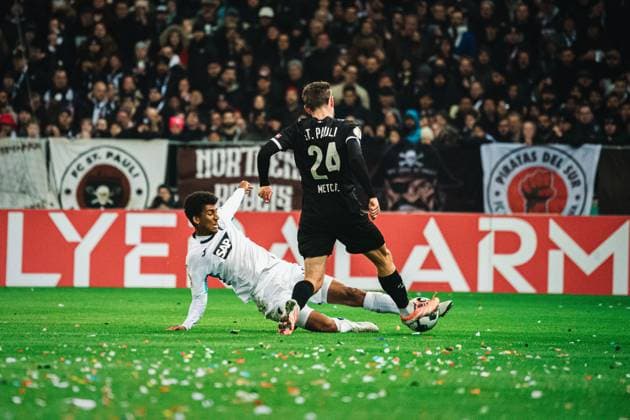 HAMBURG, GERMANY - OCTOBER 28: Connor Metcalfe (FC St. Pauli, 24) in duel with Bernardo (TSG Hoffenheim, 13) during the DFB-Pokal match between DFB-Pokal: St. Pauli vs. TSG Hoffenheim at Millerntor-Stadion on round 2 of the DFB-Pokal on October 28, 2025 in Hamburg, Germany. DFL REGULATIONS PROHIBIT ANY USE OF PHOTOGRAPHS AS IMAGE SEQUENCES AND OR QUASI-VIDEO. Hamburg Germany Copyright: xBEAUTIFULxSPORTS Tonhäuserx