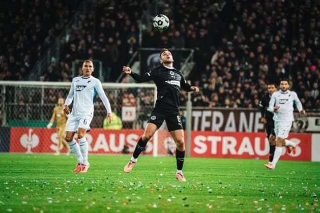 DFB Pokal St Pauli vs TSG Hoffenheim, 28 10 2025 HAMBURG, GERMANY OCTOBER 28 James Sands FC St Pauli, 6 with the ball during the DFB Pokal match between DFB Pokal St Pauli vs TSG Hoffenheim at Millerntor Stadion on round 2 of the DFB Pokal on October 28, 2025 in Hamburg, Germany DFL REGULATIONS PROHIBIT ANY USE OF PHOTOGRAPHS AS IMAGE SEQUENCES AND OR QUASI VIDEO Copyright: xBEAUTIFULxSPORTS Tonhäuserx