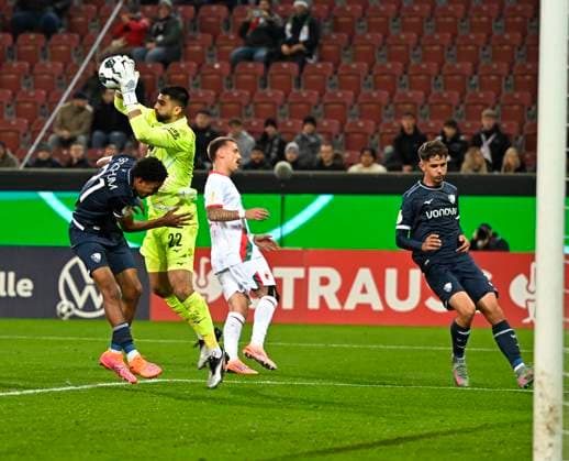 28 10 2025, Football DFB Cup 2025 2026, 2nd round, FC Augsburg VfL Bochum, in the WWK Arena Augsburg Francis Onyeka VfL Bochum against goalkeeper Nediljko Labrovic FC Augsburg DFL and DFB regulations prohibit any use of photographs as image sequences and or quasi video