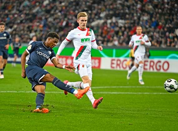 28 10 2025, Football DFB Pokal 2025 2026, 2 round, FC Augsburg VfL Bochum, in the WWK Arena Augsburg Farid Alfa Ruprecht VfL Bochum withdraws DFL and DFB regulations prohibit any use of photographs as image sequences and or quasi video