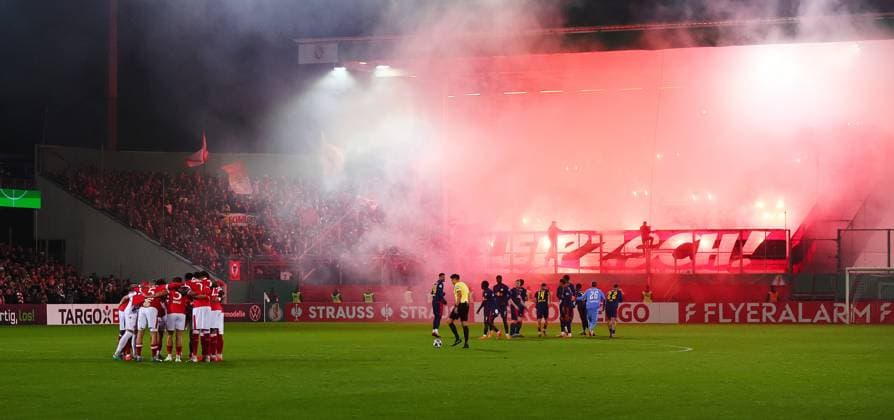 Cottbus RB Leipzig DFB Pokal Cottbus, 28 10 2025, Stadion der Freundschaft, DFB Pokal, Round 2 , FC Energie Cottbus vs RB Leipzig , In the picture Fans of RB Leipzig ignite pyrotechnics in their fan block ,