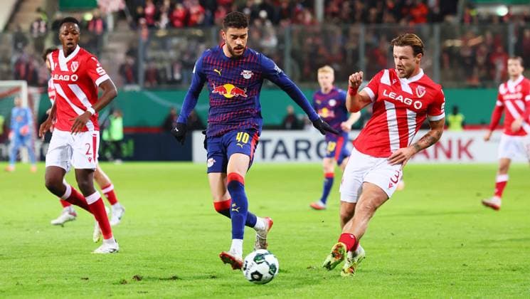 Cottbus RB Leipzig DFB Pokal Cottbus, 28 10 2025, Stadion der Freundschaft, DFB Pokal, Round 2 , FC Energie Cottbus vs RB Leipzig , In the picture from left Romulo Jose Cardoso da Cruz 40, RBL , Henry Rorig 3 , Cottbus ,
