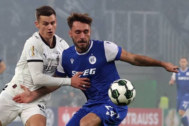 28 10 2025, xrekx, Fußball DFB Pokal 2 Runde, Borussia Moenchengladbach Karlsruher SC v l Yannik Engelhardt Borussia Moenchengladbach Fabian Schleusener Karlsruher SC Zweikampf, Aktion, action, battle for the ball DFL DFB REGULATIONS PROHIBIT ANY USE OF PHOTOGRAPHS as IMAGE SEQUENCES and or QUASI VIDEO Moenchengladbach