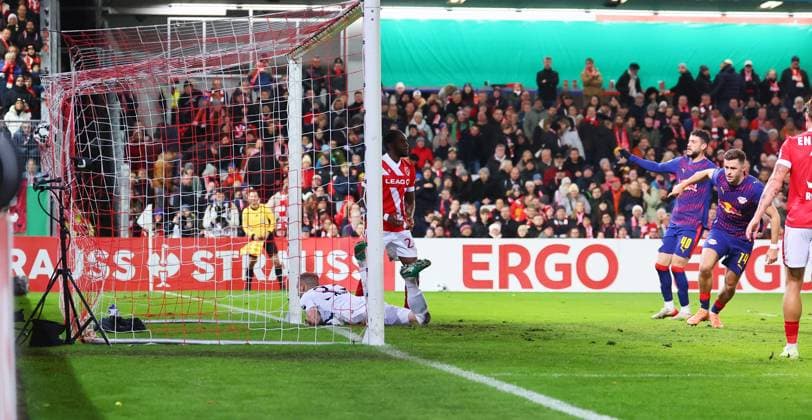 Cottbus RB Leipzig DFB Pokal Cottbus, 28 10 2025, Stadion der Freundschaft, DFB Pokal, Round 2 , FC Energie Cottbus vs RB Leipzig , In the picture Goal for RB Leipzig Christoph Baumgartner 14, RB Leipzig scores to 0 2 ,