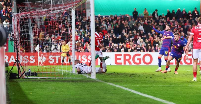 Cottbus RB Leipzig DFB Pokal Cottbus, 28 10 2025, Stadion der Freundschaft, DFB Pokal, Round 2 , FC Energie Cottbus vs RB Leipzig , In the picture Goal for RB Leipzig Christoph Baumgartner 14, RB Leipzig scores to 0 2 ,